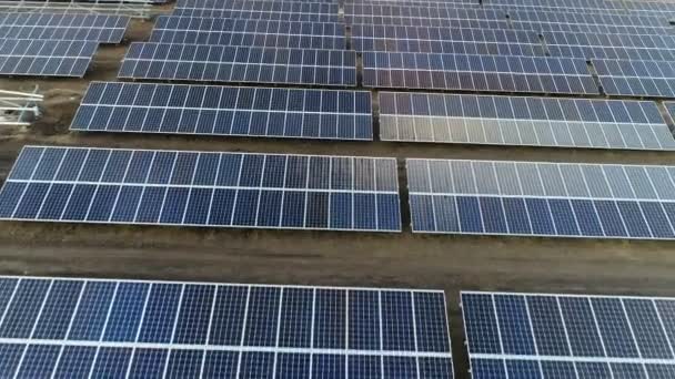 Byggandet av ett solkraftverk — Stockvideo