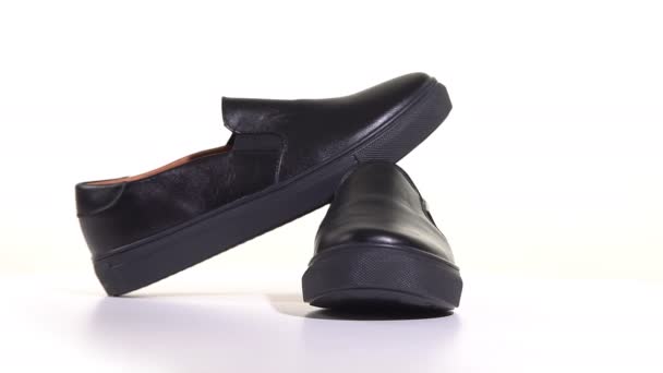 Мужская черная съемным увеличителем кроссовки — стоковое видео