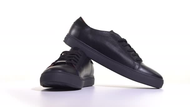 Fekete férfi cipők fűzővel — Stock videók