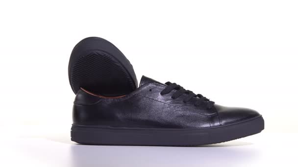 Zapatillas de deporte negro para hombre con cordones — Vídeos de Stock