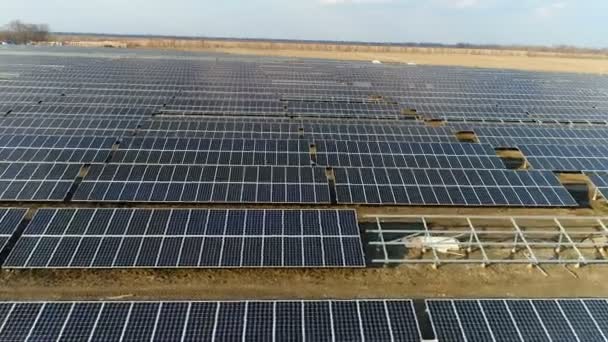 Спорудження сонячної електростанції — стокове відео