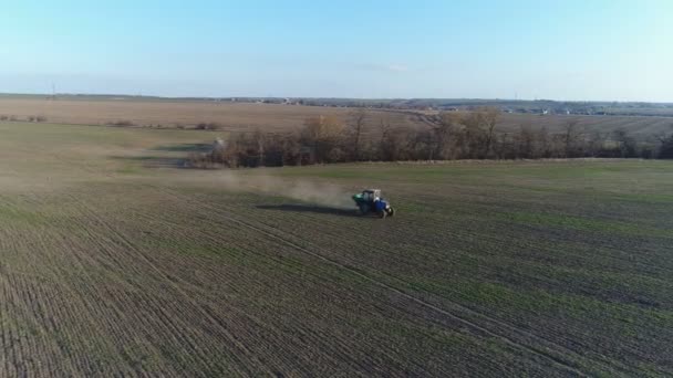 Traktor je hnojivo. Letecký průzkum — Stock video