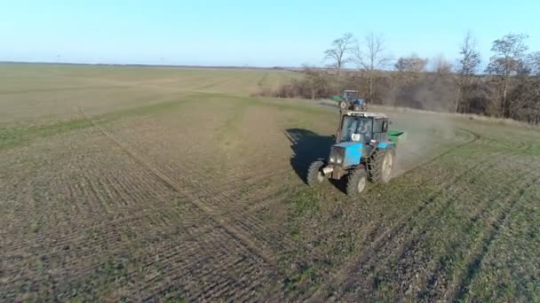 El tractor hace fertilizante. Encuesta aérea — Vídeo de stock