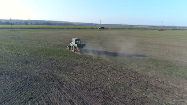 Trator faz fertilizante. Inquérito aéreo — Vídeo de Stock