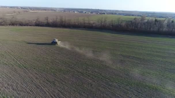 Traktor je hnojivo. Letecký průzkum — Stock video