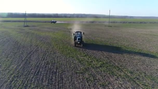 Traktor macht Dünger. Luftaufnahme — Stockvideo