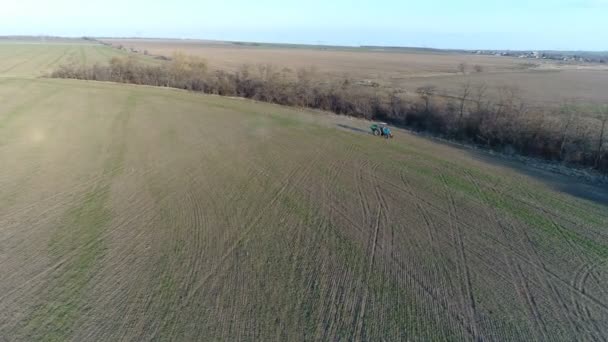 Le tracteur produit de l'engrais. Relevé aérien 