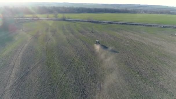 Trekker maakt meststof. Luchtfoto enquête — Stockvideo