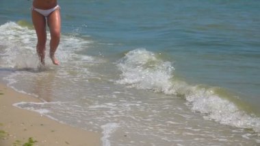 Kız kıyıboyunca koşuyor. Yavaş Çekim