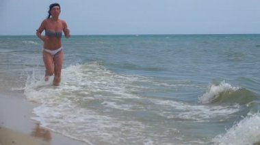 Kız kıyıboyunca koşuyor. Yavaş Çekim