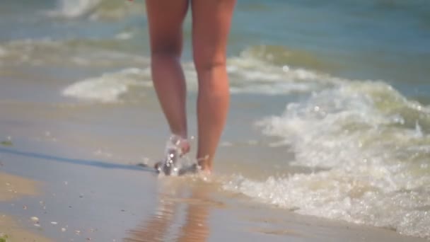 Het meisje gaat langs de kust. Slow Motion — Stockvideo