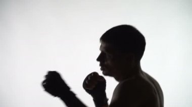 Spor salonunda bir boksör eğitim Siluet