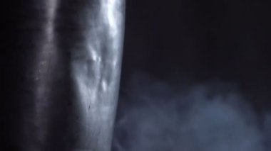 Spor salonunda boksör eğitimi.