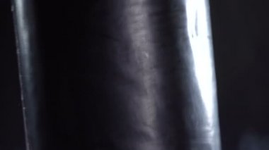 Spor salonunda boksör eğitimi.