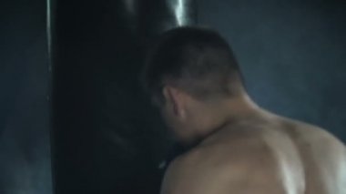 Spor salonunda boksör eğitimi.