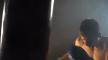 Spor salonunda boksör eğitimi.