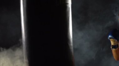 Spor salonunda boksör eğitimi.