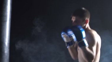 Spor salonunda boksör eğitimi.