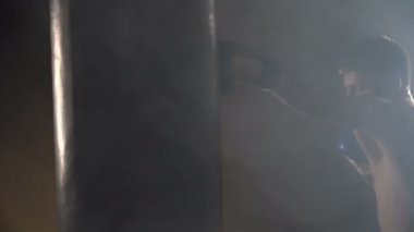 Spor salonunda boksör eğitimi.