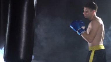 Spor salonunda boksör eğitimi.