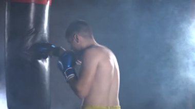 Spor salonunda boksör eğitimi.