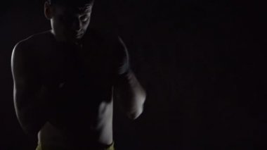 Spor salonunda boksör eğitimi.