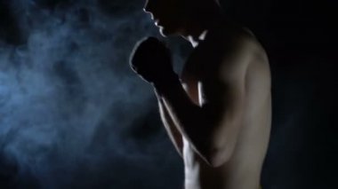 Spor salonunda boksör eğitimi.