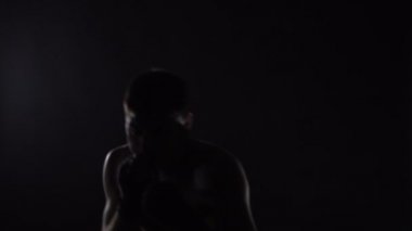 Spor salonunda boksör eğitimi.