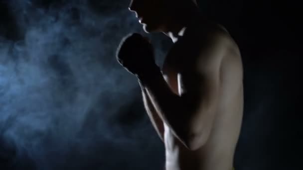 Spor salonunda boksör eğitimi. — Stok video