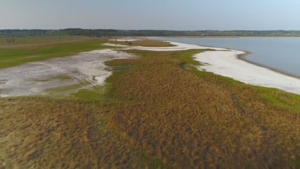 Survoler un lac salé. Aérien — Video