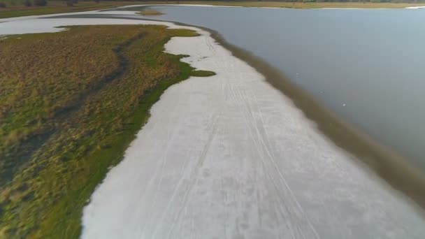 Voando sobre um lago salgado. Aviação — Vídeo de Stock