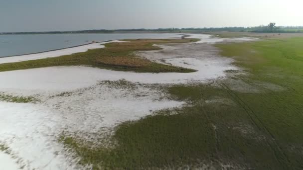 Flyver over en saltsø. Antenne – Stock-video