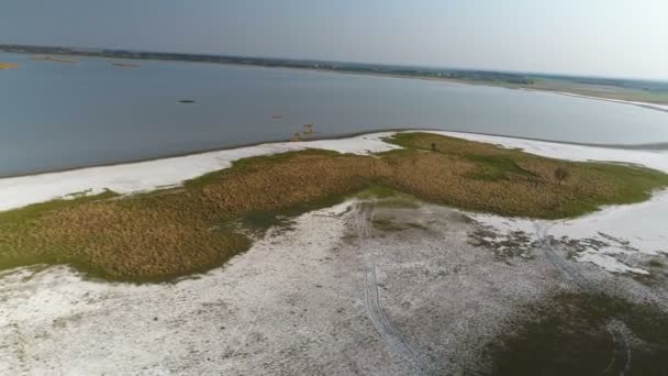 Terbang di atas danau garam. Aerial — Stok Video