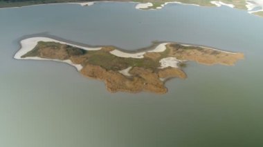 Tuz gölünün üzerinde uçuyor. Hava