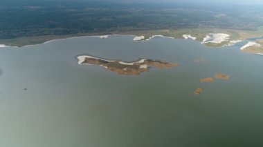 Tuz gölünün üzerinde uçuyor. Hava