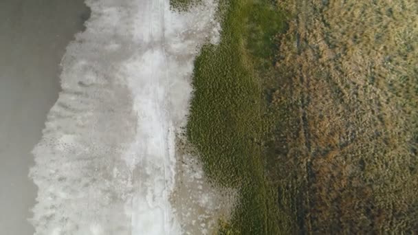 Voando sobre um lago salgado. Aviação — Vídeo de Stock