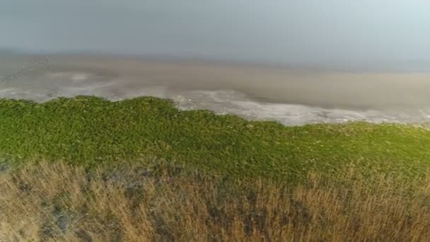 Voando sobre um lago salgado. Aviação — Vídeo de Stock