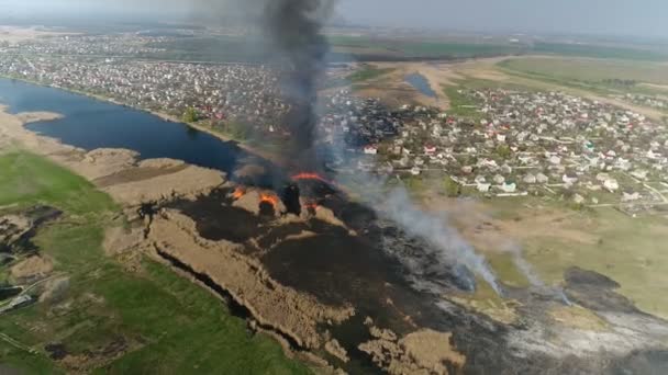 Ogień stroiki na rzece. Badanie lotnicze — Wideo stockowe