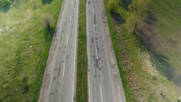 Дорога з машинами. Повітряне обстеження — стокове відео