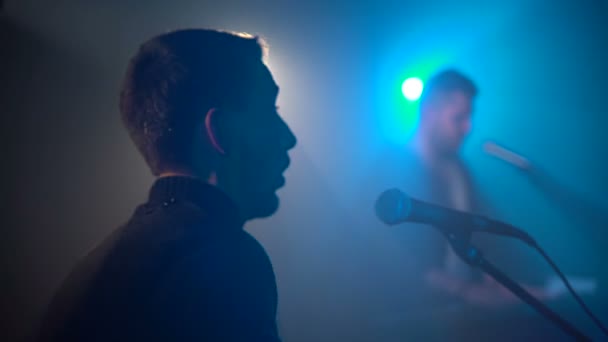 Два музыканта поют в микрофон — стоковое видео