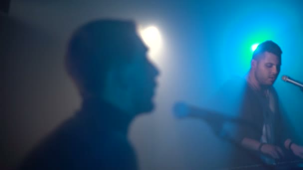 Два музыканта поют в микрофон — стоковое видео