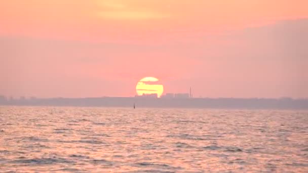 Uitzicht op de zonsondergang vanaf het jacht — Stockvideo