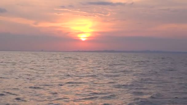 Uitzicht op de zonsondergang vanaf het jacht — Stockvideo