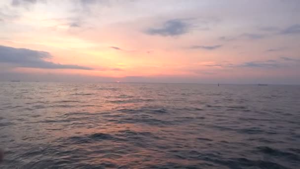 Sonnenuntergang von der Jacht aus — Stockvideo