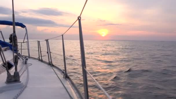 Uitzicht op de zonsondergang vanaf het jacht — Stockvideo