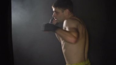 Spor salonunda boksör eğitimi.