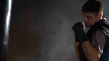 Spor salonunda boksör eğitimi.