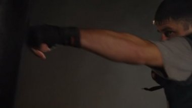 Spor salonunda boksör eğitimi.