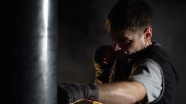 Spor salonunda boksör eğitimi.