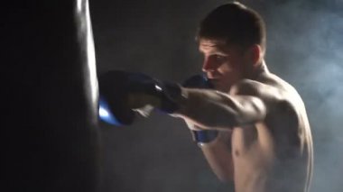 Spor salonunda boksör eğitimi.